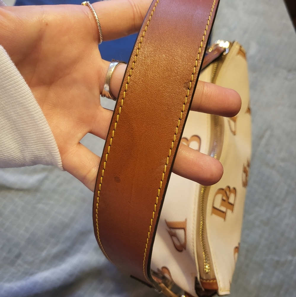 LiKE New โ Dooney & Bourke Large Shoulder Bag - Picture 2 of 11